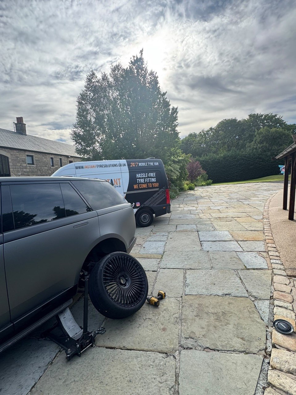 Mobile tyre fitting — Range Rover on residential driveway